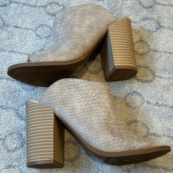 Scale textured slip on heels - Picture 6 of 6
